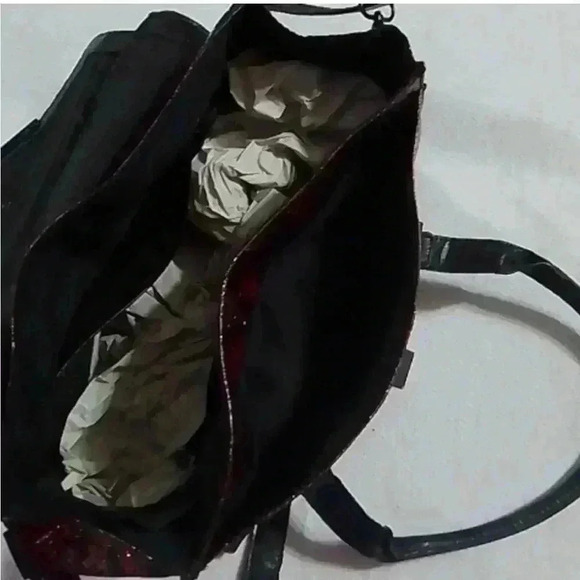 EUC BCBGeneration RED & BLACK PATENT FAUX SNAKE EMBOSSED SHOULDER/ CROSSBODY BAG - Picture 11 of 16